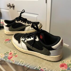 Travis Scott Olive Jordan low size 5.5!